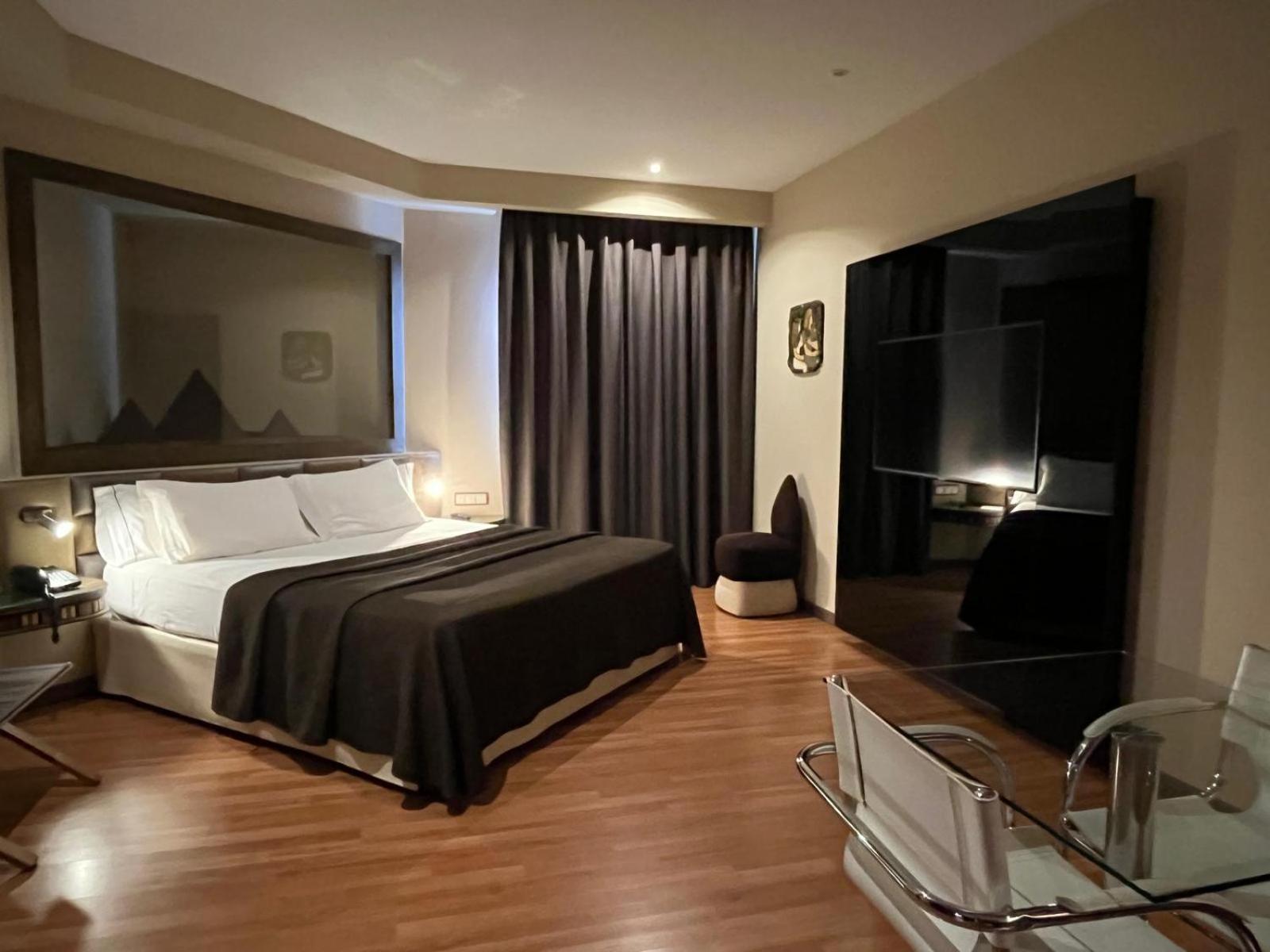 Hotel Alkalat Alcalá de Guadaira Extérieur photo