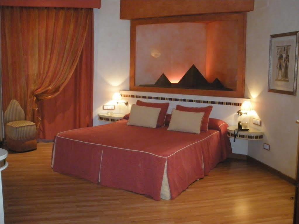 Hotel Alkalat Alcalá de Guadaira Extérieur photo